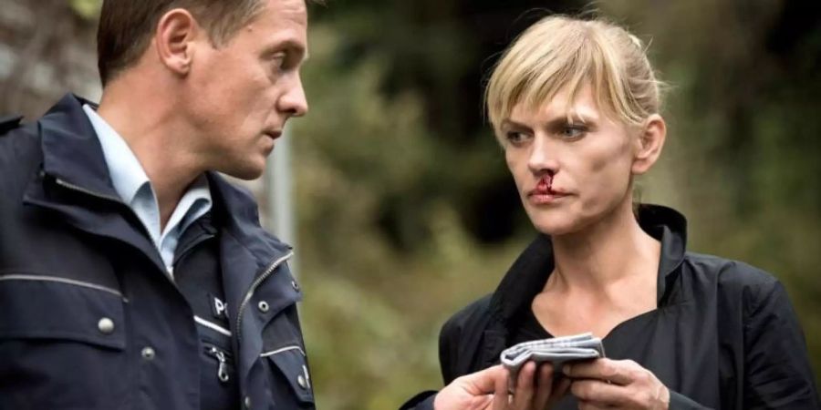 Polizist Tom Petersen (Johannnes Zirner) und LKA-Kommissarin Helen Dorn (Anna Loos) in einer Szene des Krimis "Nach dem Sturm". Foto: Martin Valentin Menke
