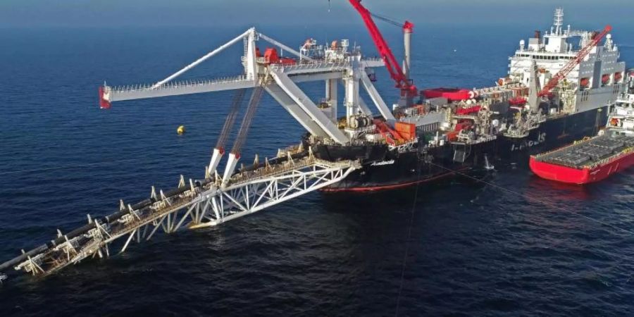 Das Verlegeschiff «Audacia» des Offshore-Dienstleisters Allseas verlegt in der Ostsee vor der Insel Rügen Rohre für die Gaspipeline Nord Stream 2 (Archiv). Foto: Bernd Wüstneck