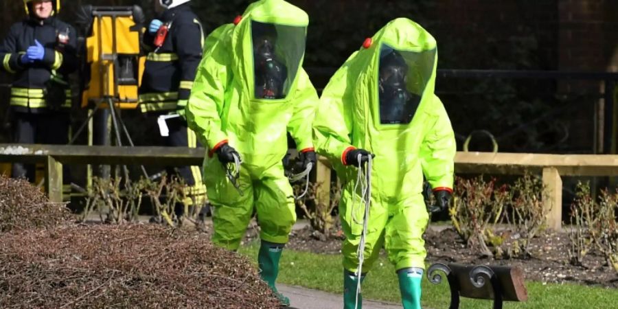 Britische Einsatzkräfte in Schutzanzügen in Salisbury