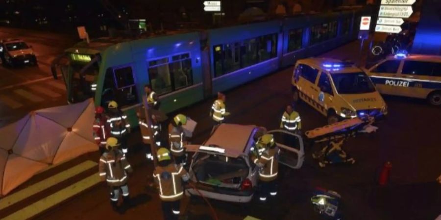 Vor Johanniterbrücke in Basel kollidiert ein Tram mit einem Auto.