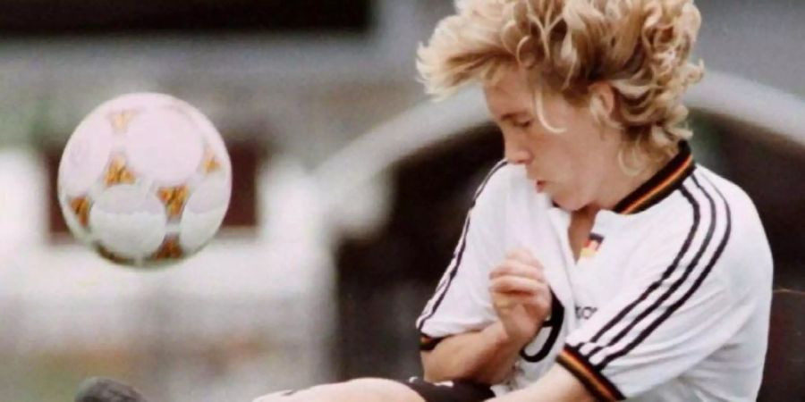 Heidi Mohr galt als Vorreiterin des Frauenfussballs: 1996 im Zweikampf mit der Japanerin Maki Haneta beim olympischen Fussballturnier. Foto: Pascal George