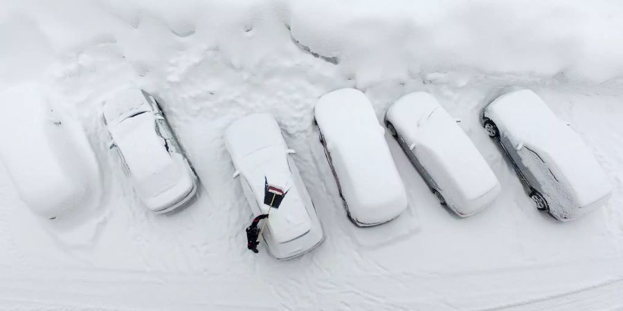 Ein Mann befreit sein Auto von Schnee. In weiten Teilen Österreichs sind in den letzten Tagen erhebliche Mengen an Schnee gefallen.