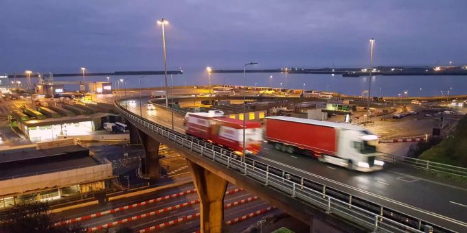 Fast 30 mutmassliche Migranten wurden in einem britischen Lastwagen entdeckt. Ein Lastwagen auf einer Brücke in Grossbritannien.