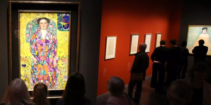 Besucher betrachten im Kunstmuseum Moritzburg in einer Sonderschau die Gemälde «Eugenia Primavesi» (l) und «Amalie Zuckerkandl» (r) sowie Zeichnungen des Wiener Jugendstil-Malers Gustav Klimt (1862-1918). Ausstellung Gustav Klimt