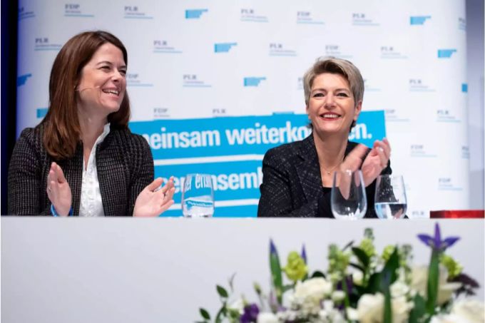Parteipräsidentin Petra Gössi, links, und Bundesrätin Karin Keller Sutter, rechts, applaudieren an der vergangenen Delegiertenversammlung. Parteipraesidentin Petra Goessi, links, und Bundesraetin Karin Keller