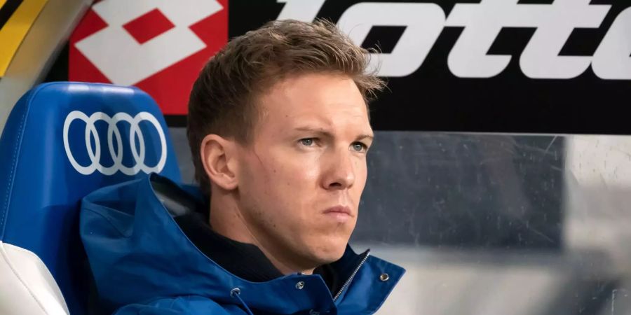 Hoffenheims Trainer Julian Nagelsmann sitzt auf der Ersatzbank.