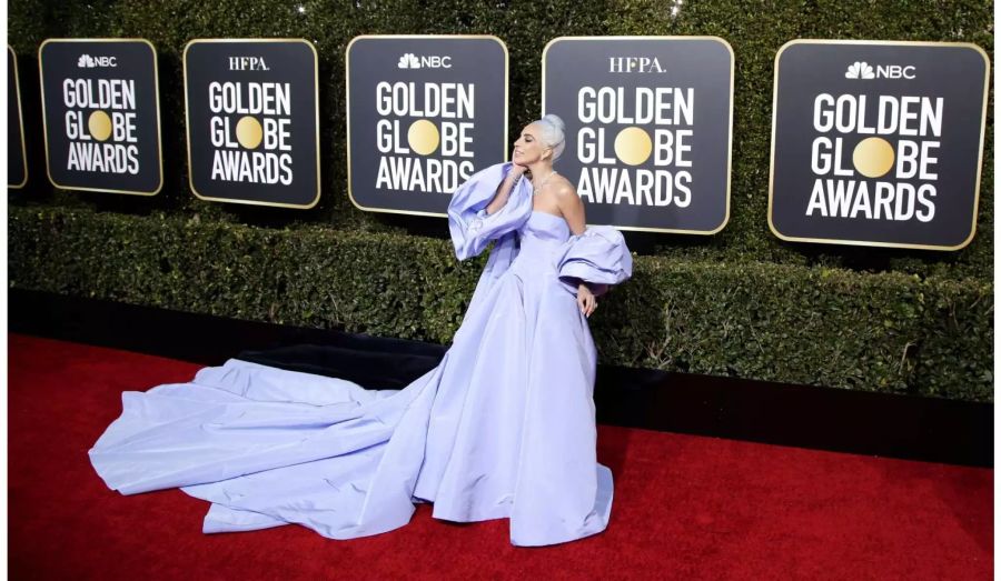 Lady Gaga (32) stahl dafür optisch allen die Show. Sie schwebte in einem babyblauen XXL-Kleid und passend gefärbten Haaren über den Red Carpet.