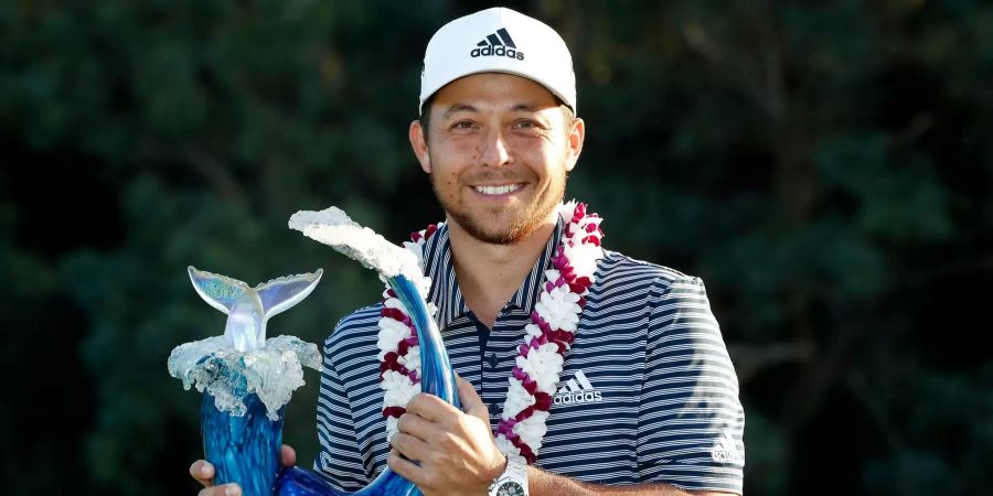 Xander Schauffele hält die Turnier-Trophäe in die Höhe.