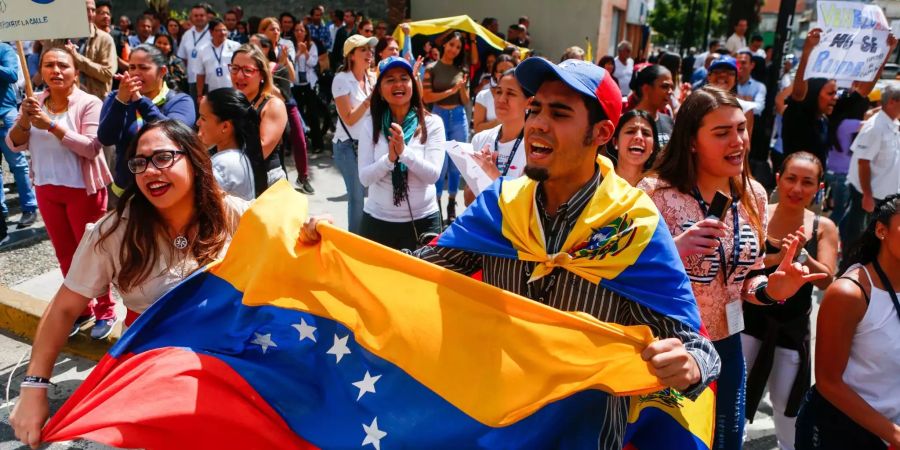 Venezolanische Oppositionelle demonstrieren.
