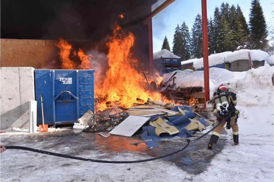 Feuer wird unter Kontrolle gebracht