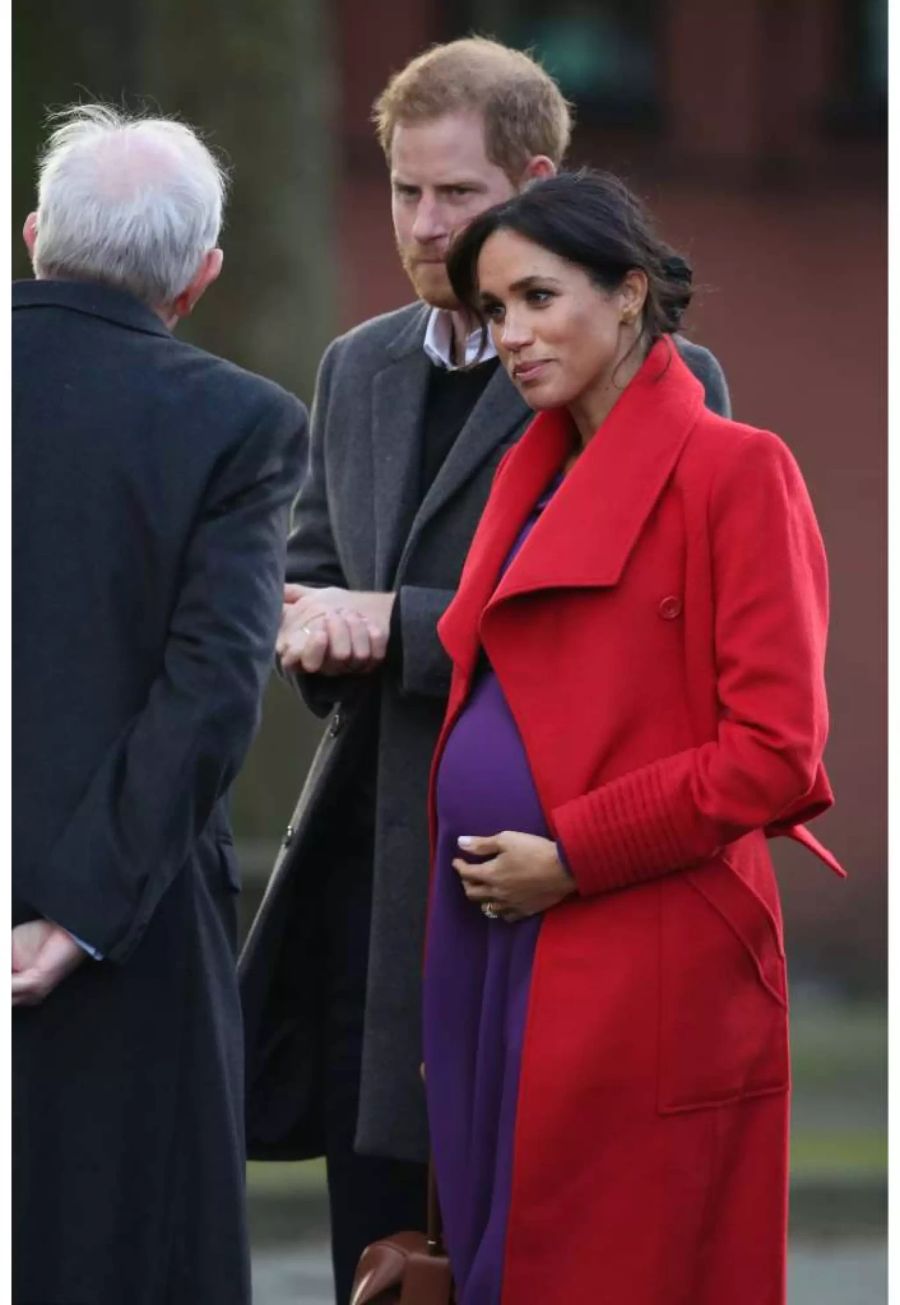 Immer wieder hält sich Meghan Markle ihre Hand vor den Baby-Bauch.