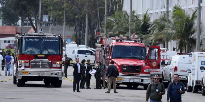 Feuerwehrfahrzeuge in in der Nähe der Polizeiakademie in Bogota. Bei dem Anschlag in der Hauptstadt Kolumbiens starben mindestens acht Menschen. Feuerwehrfahrzeuge in Bogota.