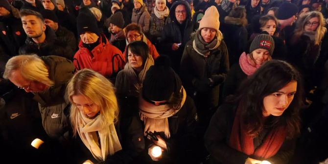 Menschen in Warschau trauern.