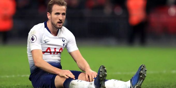 Harry Kane von Tottenham sitzt nach dem Schlusspfiff auf dem Rasen. Tottenham Hotspur - Manchester United