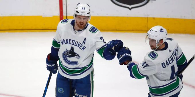 Sven Bärtschi entscheidet das Schweizer Duell mit Florida Panthers Denis Malgin für sich. Spieler der Vancouver Canucks Daniel Sedin (l) und Sven Bärtschi.