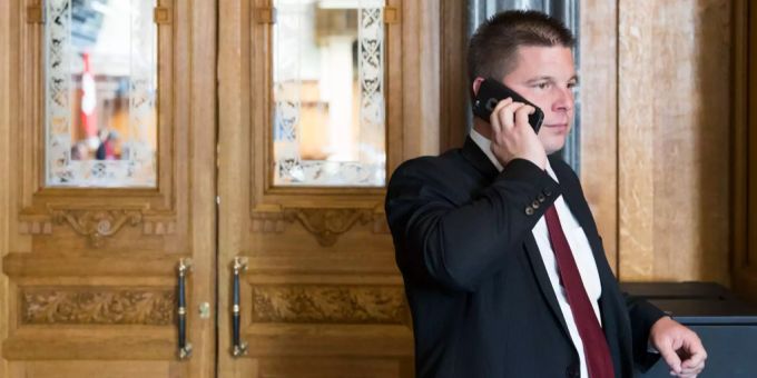 Erich Hess bekam nur 21 Stimmen bei der Wahl zum Stadtratspräsidenten. Erich Hess (SVP-BE) telefoniert im Vorzimmer des Nationalrats
