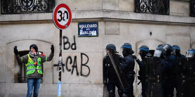 In Frankreich wird immer wieder demonstriert. Das Bild zeigt eine Szene bei den Gelbwestenproteten. Erneut «Gelbwesten»-Proteste in Frankreich