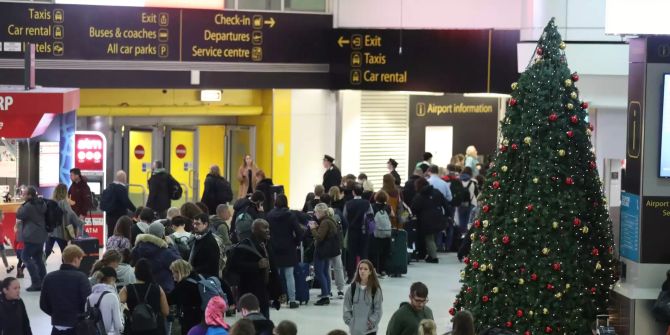 Passagiere am Flughafen Gatwick warten auf ihre Flüge.