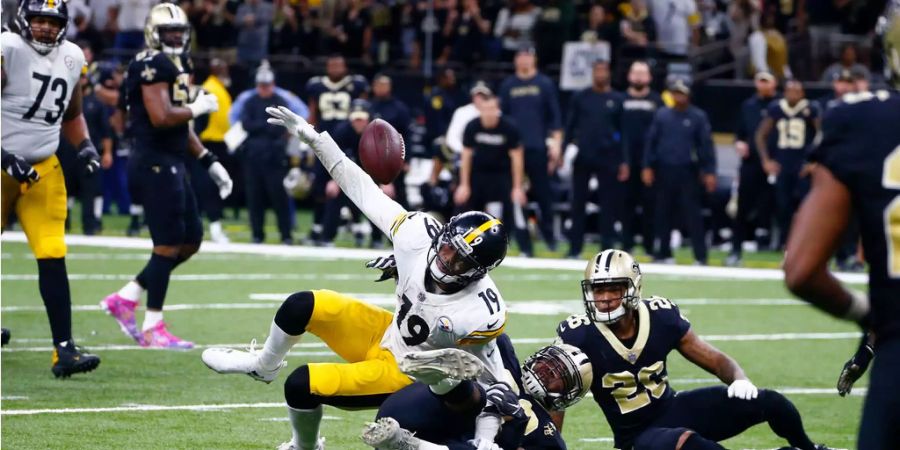 Beim Stand von 24:28 gegen die New Orleans Saints entscheidet sich Steelers-Coach Mike Tomlin in der Spielfeldmitte einen vierten Versuch auszuspielen. Das geht in die Hose, verkürzt die Distanz für den entscheidenden Saints-Touchdown deutlich. Am Ende besiegelt beim letzten Aufbäumen ein Turnover von Juju Smith-Schuster das Schicksal – Pittsburgh verliert mit 28:31. Konsequenz: Die Steelers rutschen aus den Playoff-Plätzen und müssen in der letzten Woche auf einen Ausrutscher der Ravens hoffen.