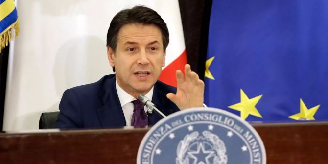 Giuseppe Conte gibt eine Pressekonferenz.