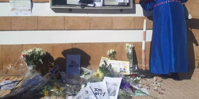 Rund 100 bis 150 Menschen versammelten sich heute Samstag vor der Botschaft, um ihre Anteilnahme am Mord an zwei skandinavischen Studentinnen zu zeigen. Mahnwache nach Mord an Studentinnen in Marokko.