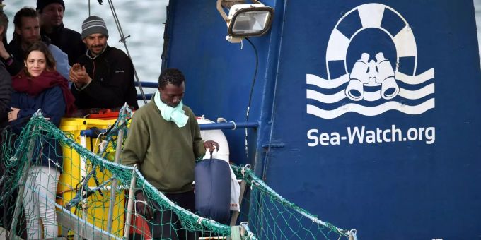 Das Rettungsschiffs der deutschen Hilfsorganisation Sea-Watch hat nach einer fast zwei Wochen langen Blockade in der sizilianischen Stadt Catania angelegt. Rettungsschiff «Sea-Watch» im Hafen von Catania.