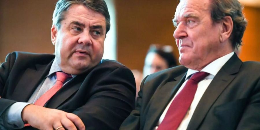 Zwei ehemalige SPD-Chefs: Gabriel und Schröder