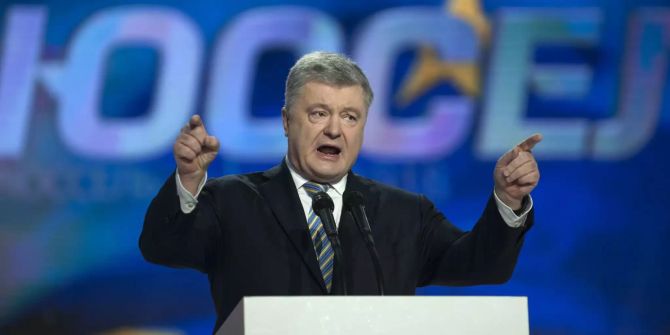 Petro Poroschenko spricht bei einem Forum.