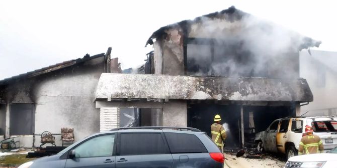 Kleinflugzeug stürzt in Einfamilienhaus in Kalifornien