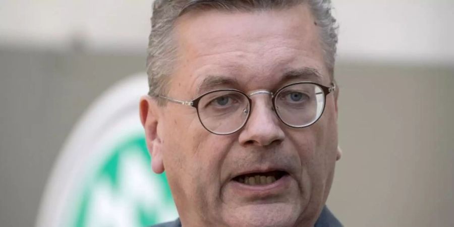 Steht vor einer wichtigen Wahl in Rom: DFB-Präsident Reinhard Grindel. Foto: Boris Roessler