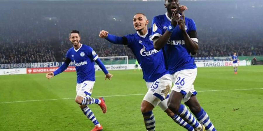 Mark Uth (l), Ahmed Kutucu und Torschütze Salif Sane (r) von Schalke bejubeln das 2:0 gegen Fortuna Düsseldorf. Foto: Ina Fassbender