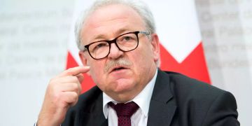 Jürg Brechbühl gestikuliert am Podium.