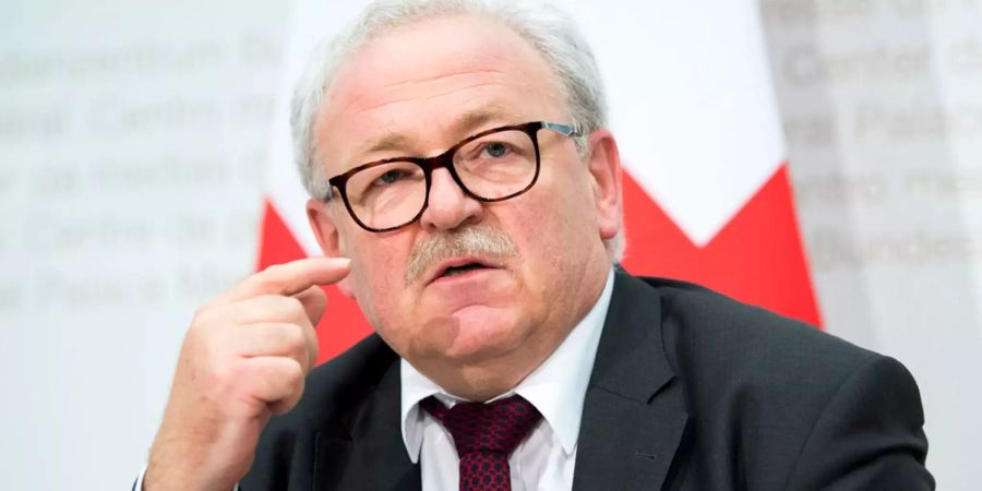 Jürg Brechbühl gestikuliert am Podium.