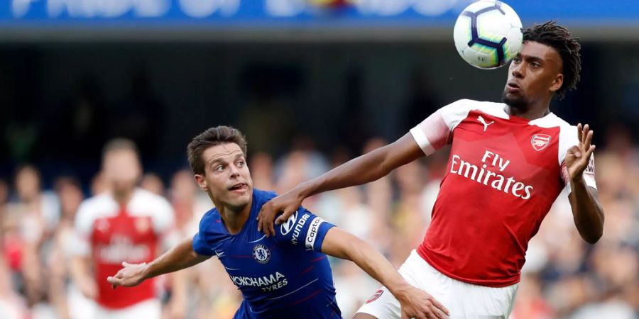 Alex Iwobi steigt gegen Cesar Azpilicueta zum Kopfball hoch