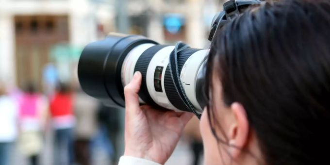 Foto-Journalistin. (Symbolbild) Ein Journalist