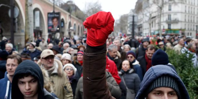 Gegen «Gelbwesten» - Tausende «Rotschals» gehen auf die Strasse