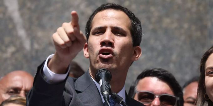 Juan Guaidó hatte sich am Mittwoch selbst zum Übergangsstaatschef erklärt und Präsident Nicolás Maduro die Legitimation abgesprochen. Juan Guaidó