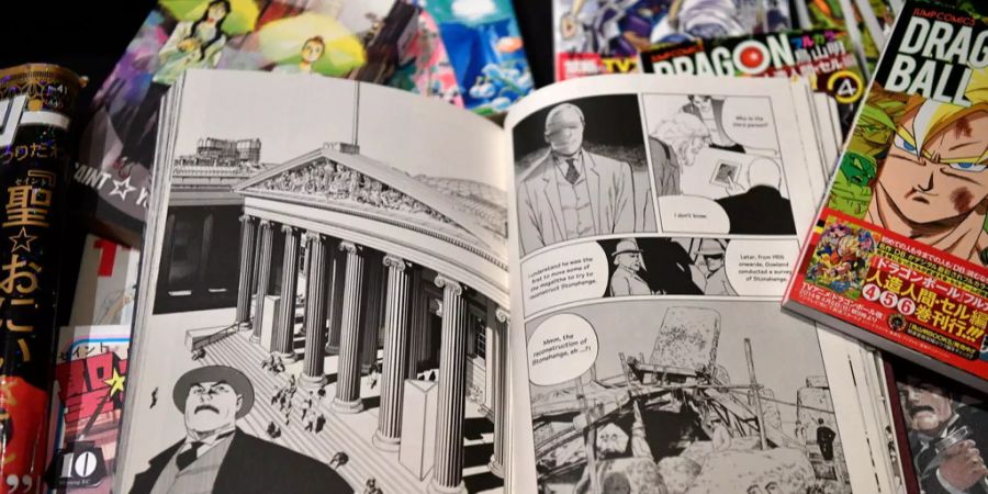 Mangas liegen auf einem Tisch ausgebreitet.