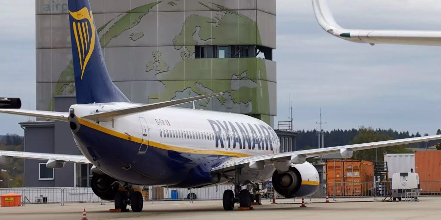 Eine Ryanair-Maschine steht auf dem Flughafen Hahn (D).