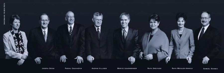 Der Gesamtbundesrat 2001 (von links nach rechts): Bundeskanzlerin Annemarie Huber-Hotz, Bundesrat Joseph Deiss, Bundesrat Pascal Couchepin, Bundesrat Kaspar Villiger, Bundespräsident Moritz Leuenberger, Bundesrätin Ruth Dreifuss, Bundesrätin Ruth Metzler, Bundesrat Samuel Schmid.