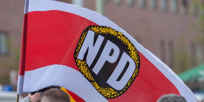 Eine Fahne mit dem Logo der NPD.