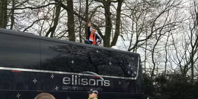 Ein Fan von Blackpool auf dem Bus des FC Arsenal. Ein Fan von Blackpool auf dem Bus des FC Arsenal.