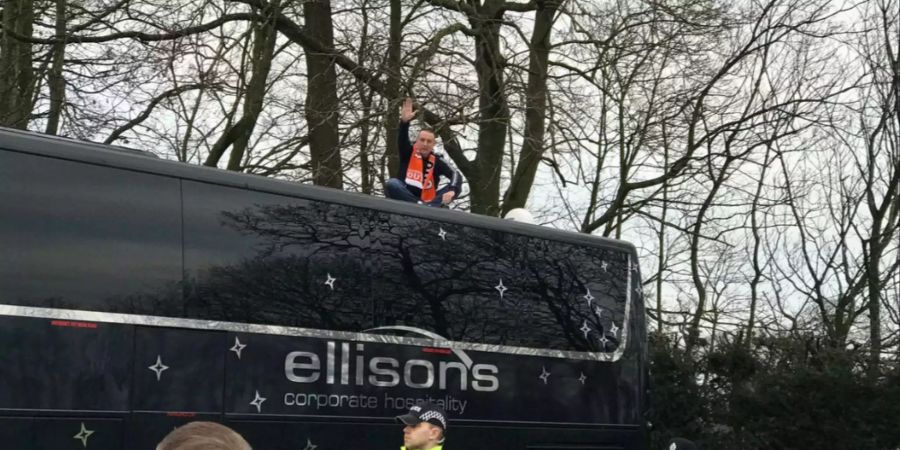 Ein Fan von Blackpool auf dem Bus des FC Arsenal.