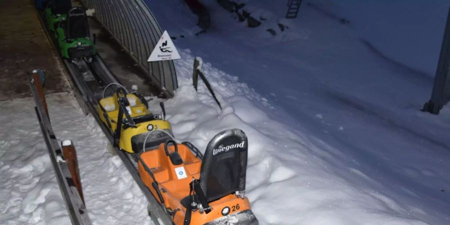 Mehrere ineinander geschobene Rodel auf der Rodelbahn Churwalden GR.