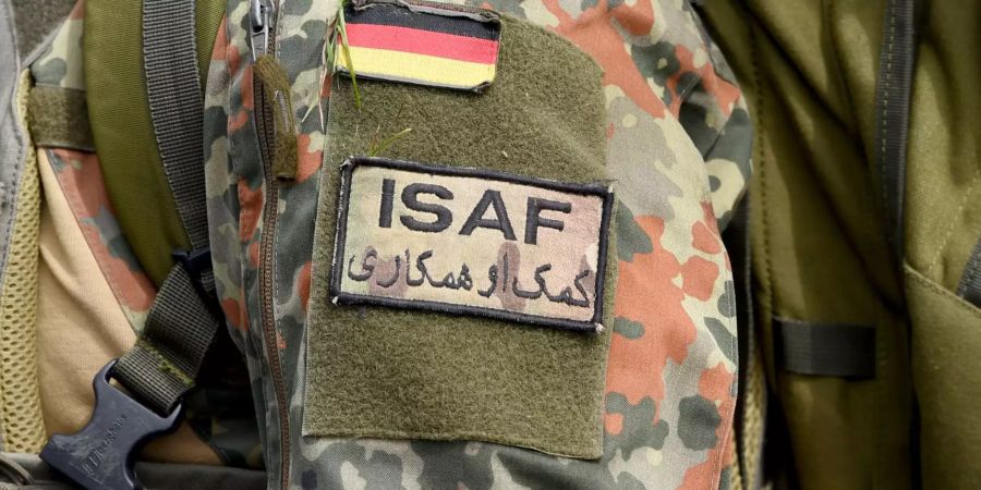 Ein Bundeswehr-Soldat in Afghanistan trägt das ISAF-Zeichen.