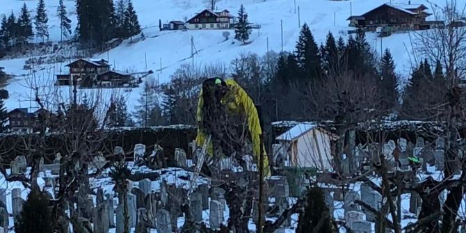 Hier landete der Gleitschirm auf dem Friedhof in Adelboden BE.