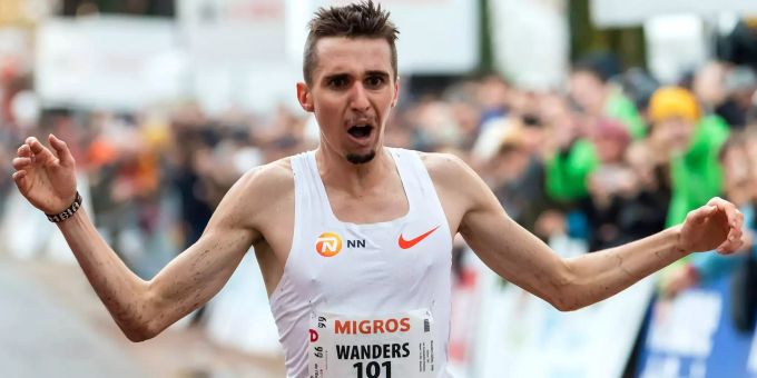 Julien Wanders beim Zieleinlauf bei der Escalade in Genf.
