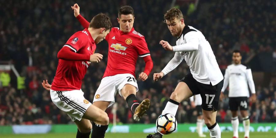 Voller Einsatz: Manchester Uniteds Ander Herrera und Derby County-Spieler Sam Winnall während des FA Cup-Spiels.