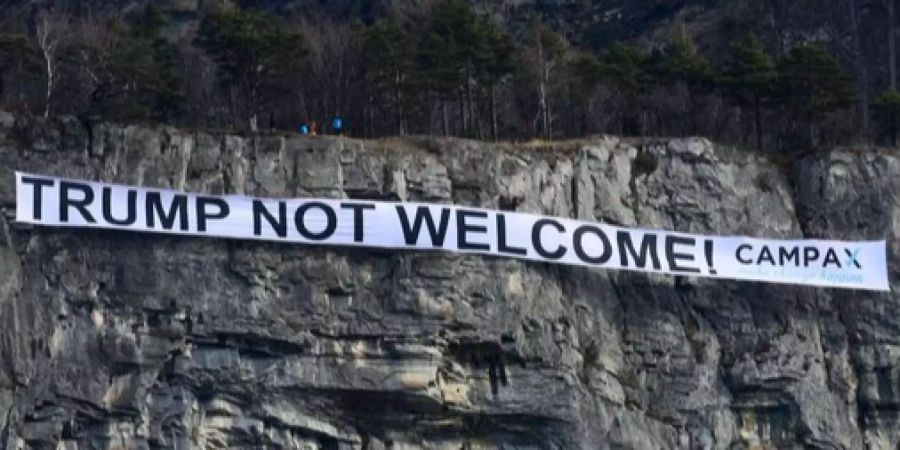 Das «Trump not Welcome»-Transparten in Sargans SG.