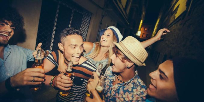 Die Folgen spürt man erst später: Durstige Partytiger verlangen ihrem Körper viel ab. Bild: iStock Die Folgen spürt man erst später: Durstige Partytiger verlangen ihrem Körper viel ab. Bild: iStock